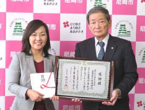 社長と稲村市長　（尼崎市へ絵本を贈呈）
